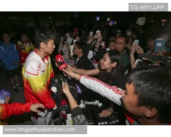 足球明星转会引发热议粉丝楼下狂欢庆祝新篇章 足球明星转会引发热议粉丝楼下狂欢庆祝新篇章