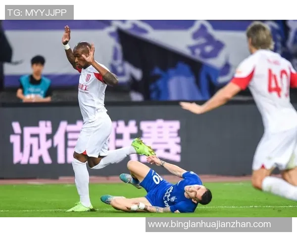 足球明星在比赛中展现力量与技巧的暴力射门精彩瞬间合集